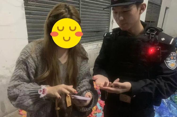 女子丢金项链 民警翻3吨垃圾找到