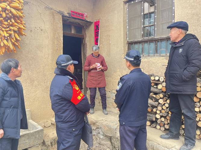 老人捡生锈炮弹淡定拿到派出所上交