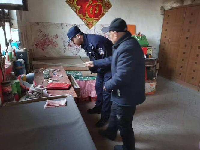 老人捡生锈炮弹淡定拿到派出所上交