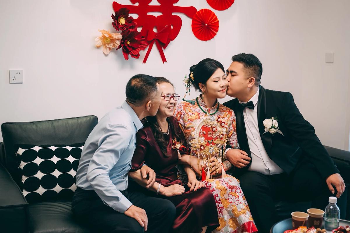 新娘在回门宴放34年前父母结婚录像