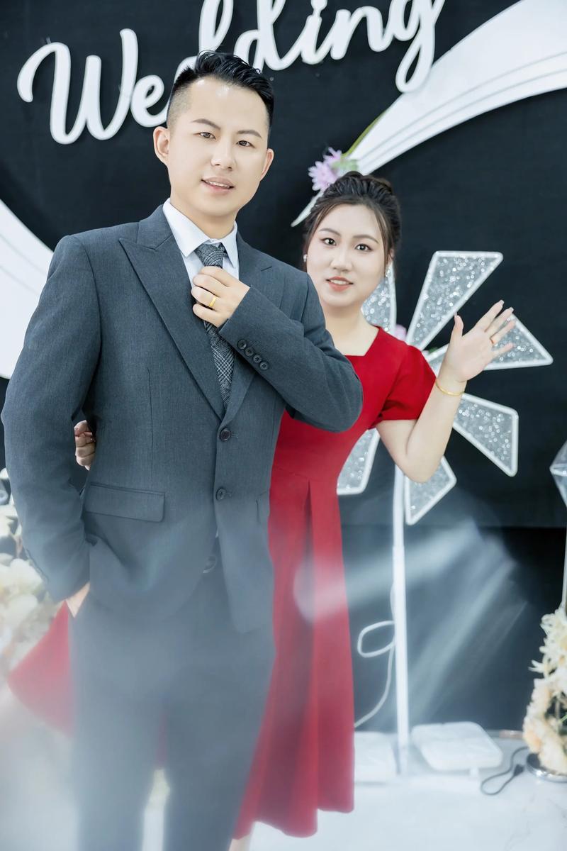 新娘在回门宴放34年前父母结婚录像