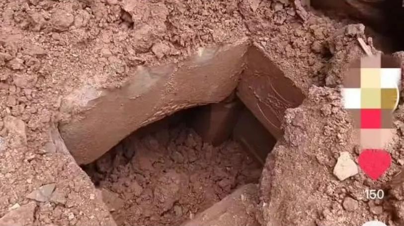 四川乐山大佛街道一工地挖出古墓