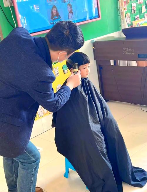 体育老师苦练技术为学生免费理发