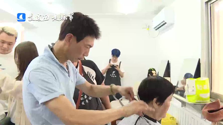 体育老师苦练技术为学生免费理发