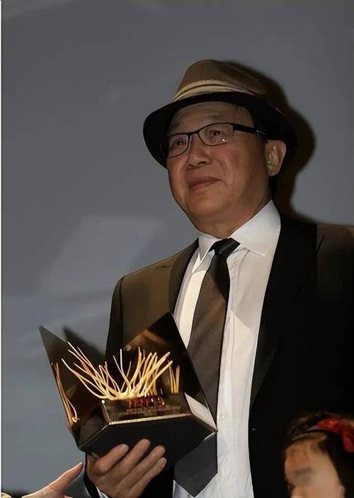 82岁影帝许冠文一年获2个博士学位