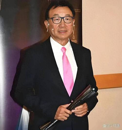 82岁影帝许冠文一年获2个博士学位