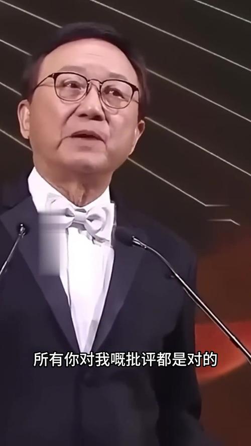 82岁影帝许冠文一年获2个博士学位