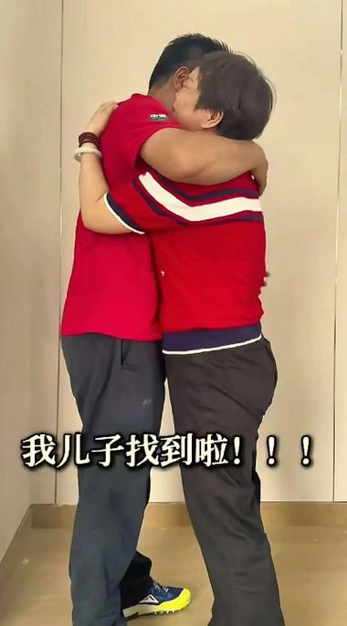 2个弟弟送姐姐出嫁 吃分家饭时憋笑