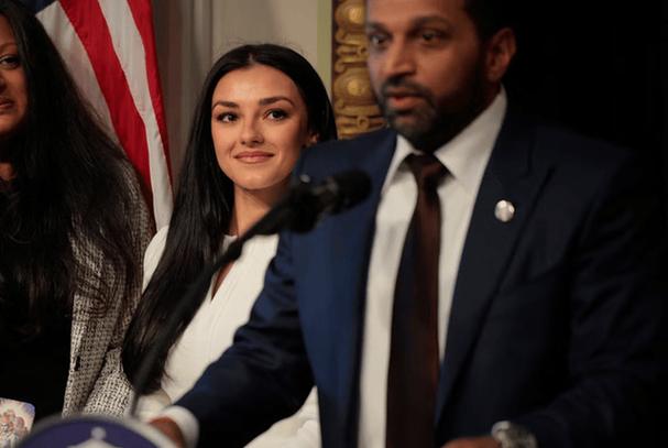 FBI局长被指调政府专机去看女友表演