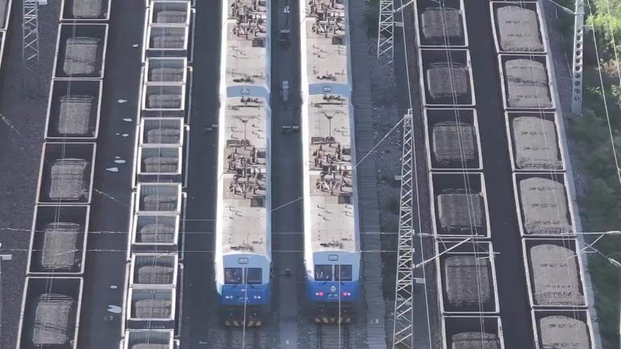 超长火车震撼再现!到底有多少节车厢