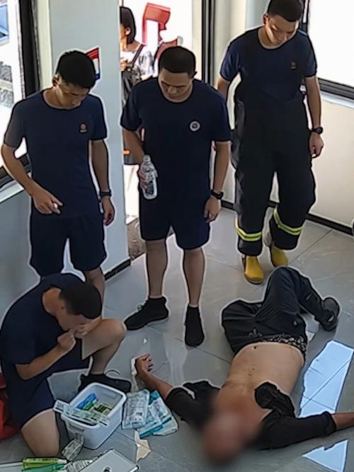 18岁男生光着脚冲进火场救人