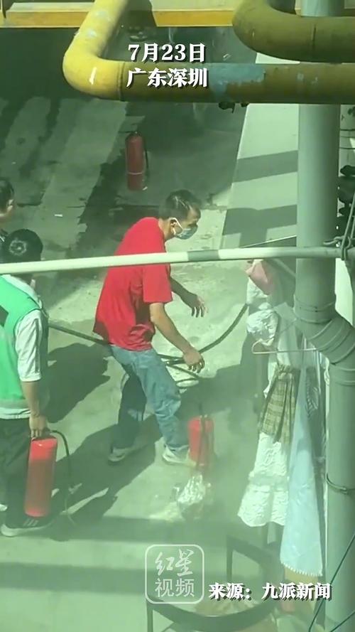 18岁男生光着脚冲进火场救人