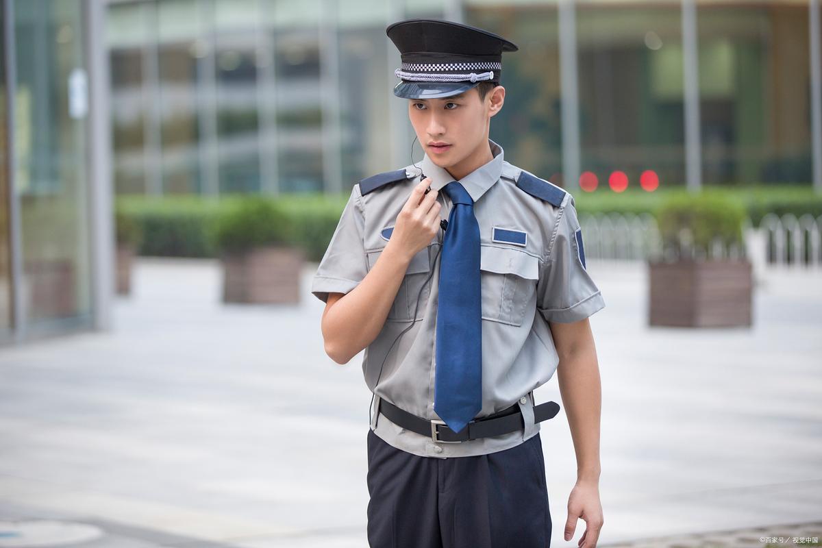 “最会拍照的保安”