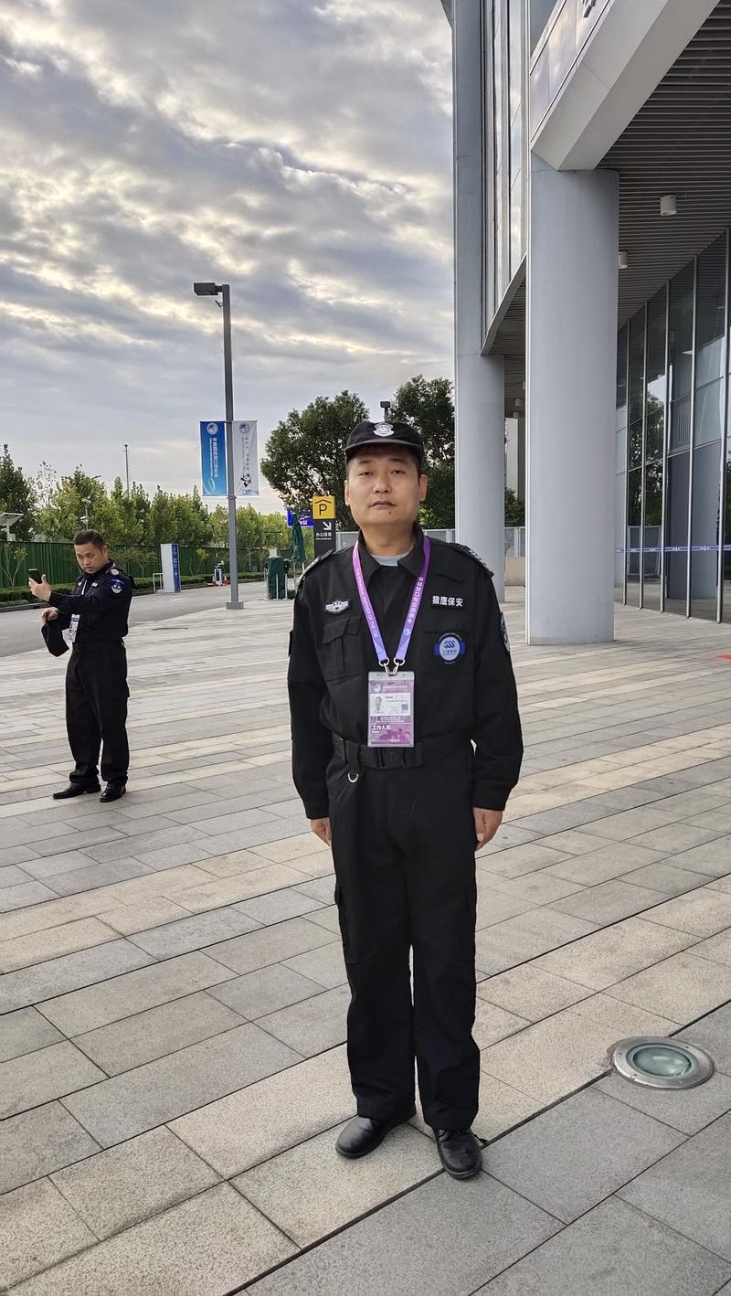 “最会拍照的保安”