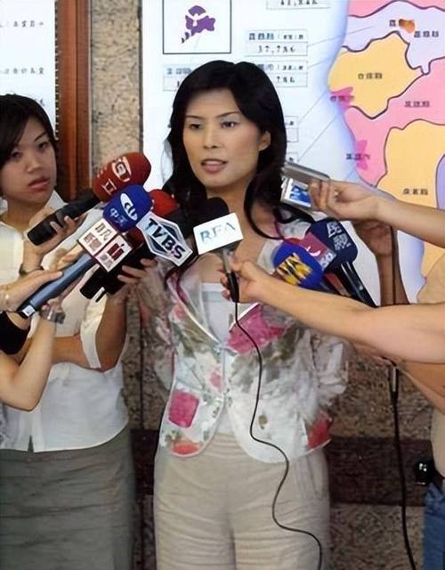 郑丽文就两岸关系强势回应外媒
