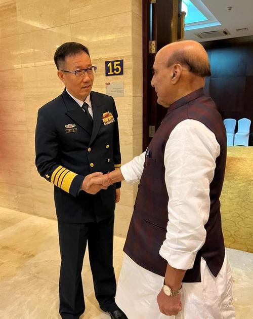 董军罕见身穿便服现身