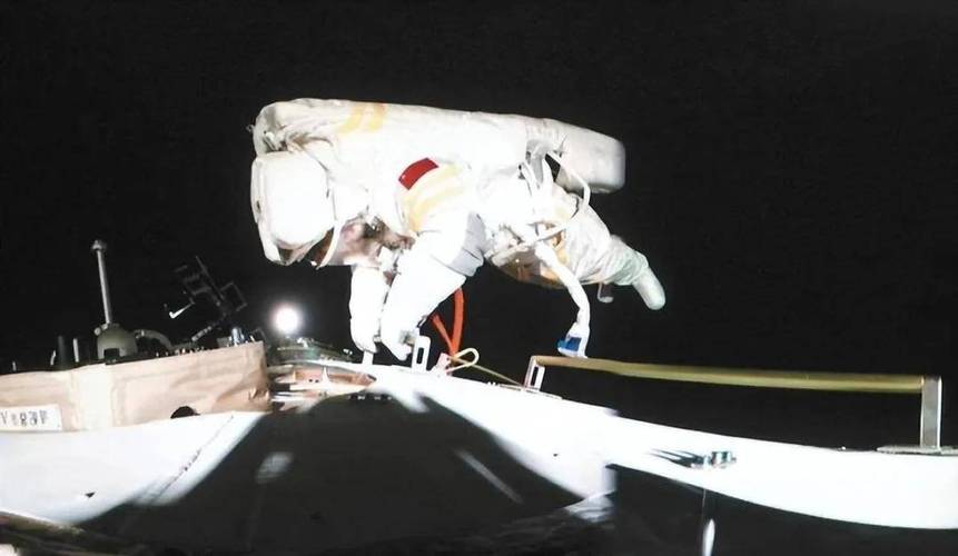 神二十一航天员进舱前“比心”