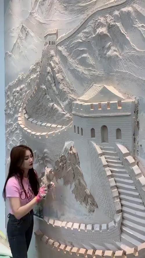 00后女生在墙上雕出万里长城