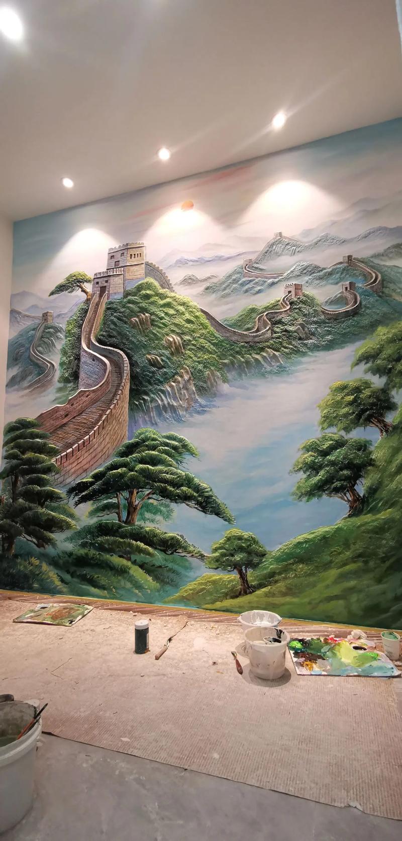 00后女生在墙上雕出万里长城