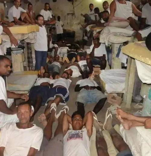 巴西9岁男孩捅死母亲