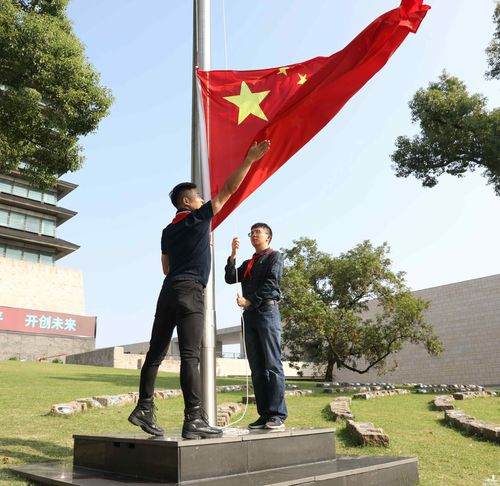 马库斯三人来到上海淞沪抗战纪念馆