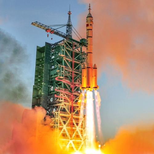 箭月同框!直击神二十一点火发射