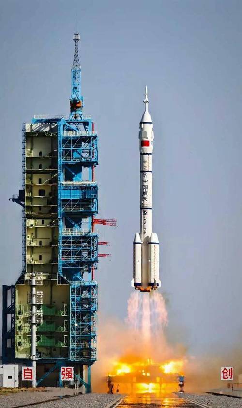 箭月同框!直击神二十一点火发射