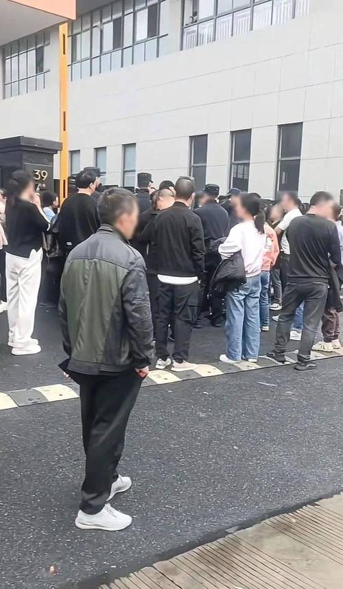 工人掉百元现金 老板跑遍工地找人