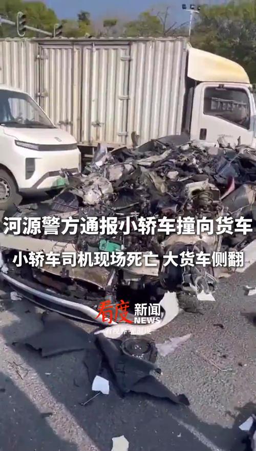 小货车撞破墙体车身悬空险坠楼