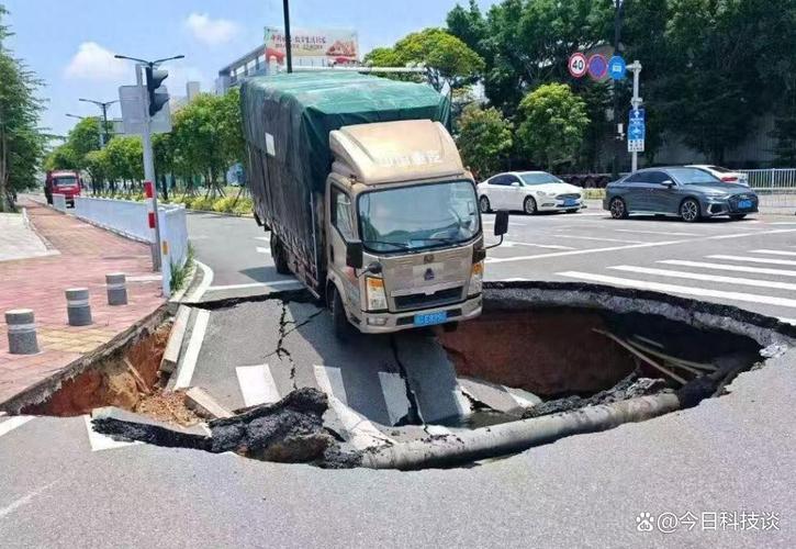 小货车撞破墙体车身悬空险坠楼