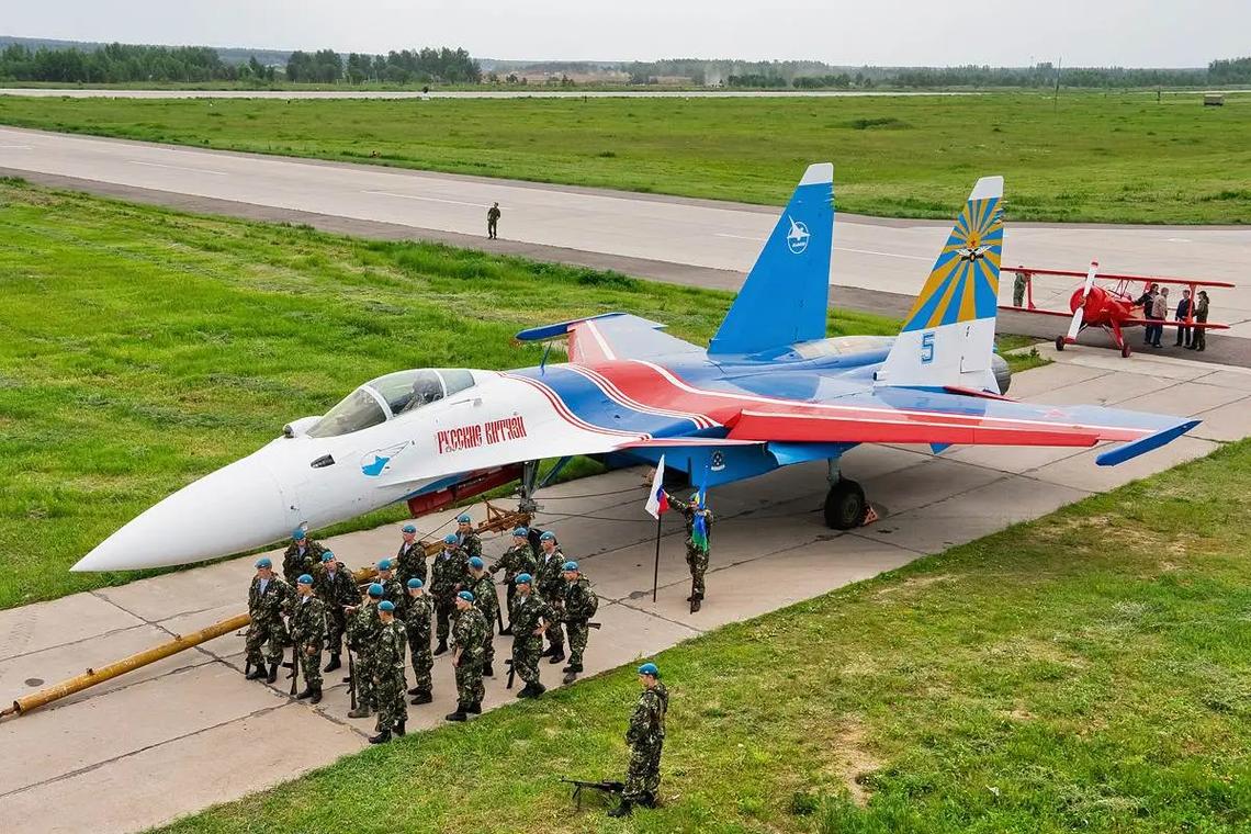 俄勇士飞行表演队炫特技“落叶飘”