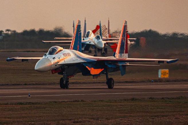 俄勇士飞行表演队炫特技“落叶飘”