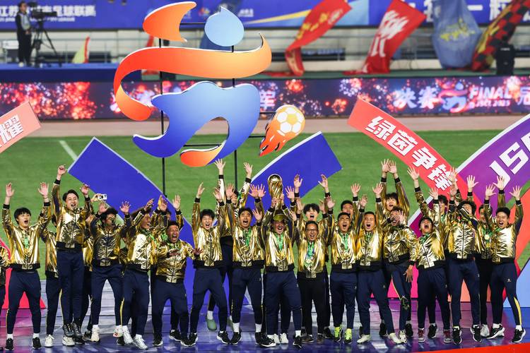 泰州队队员夺冠后手捧奖杯合影