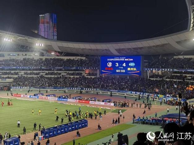 泰州队队员夺冠后手捧奖杯合影