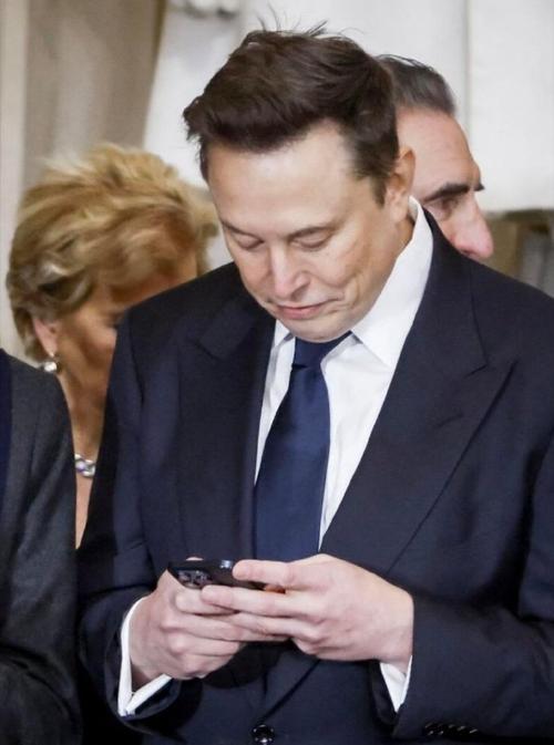 马斯克称5年后不再有手机和App