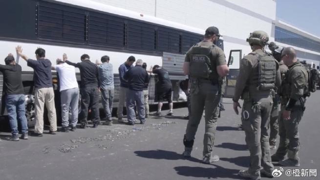 美移民执法人员“碰瓷”抓人遭围堵