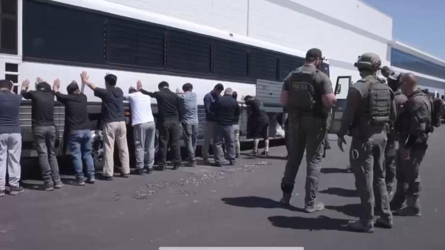 美移民执法人员“碰瓷”抓人遭围堵