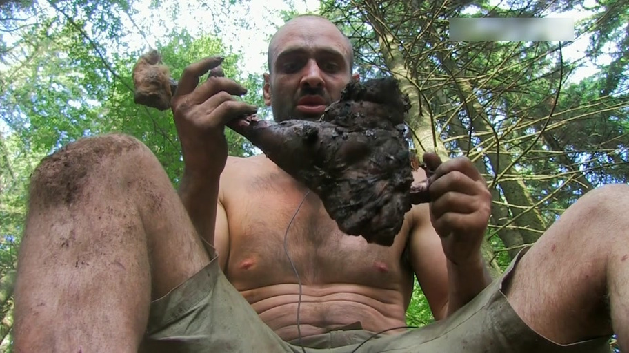 荒野求生赛选手吃烧红泥土治拉肚子