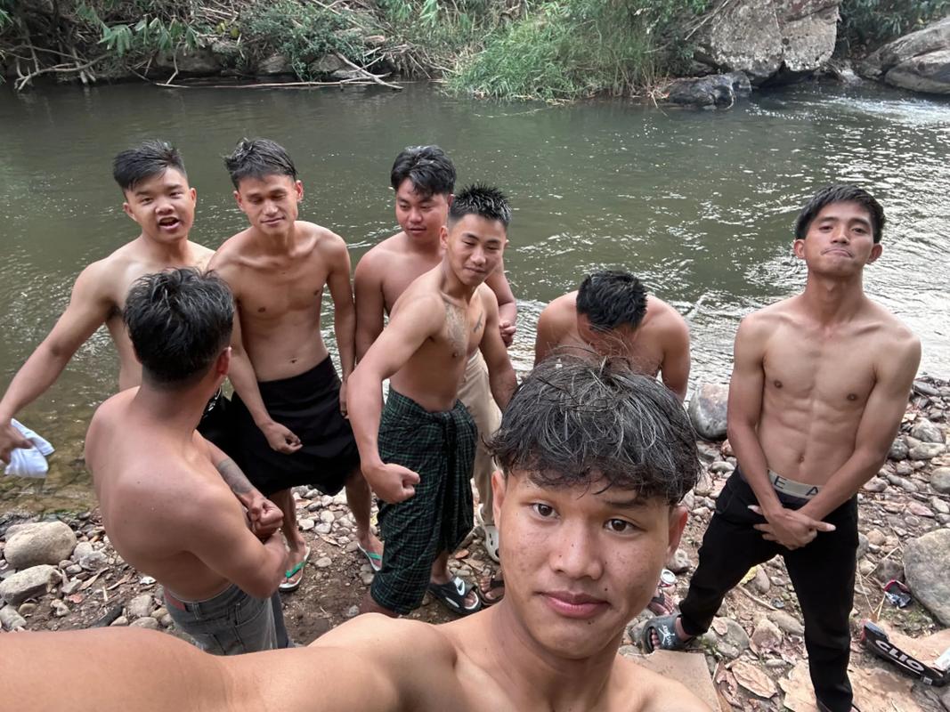 荒野求生赛选手吃烧红泥土治拉肚子