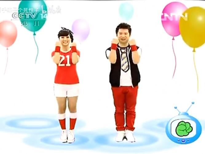 双胞胎姐妹玩石头剪刀布默契度100%