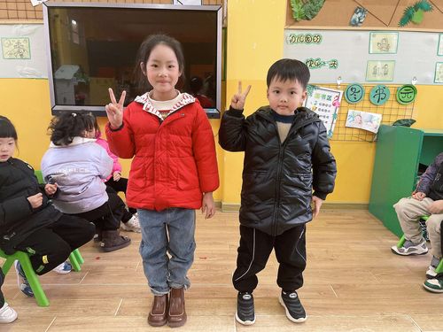 双胞胎姐妹玩石头剪刀布默契度100%