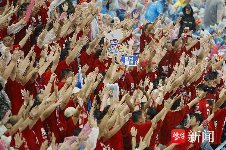 南通党政主官和球迷迎苏超队员回家