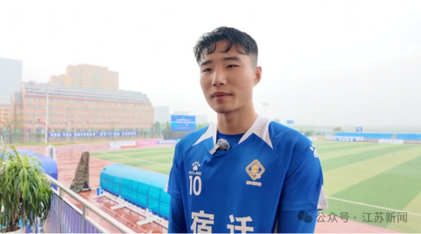 泰州登顶苏超 书记进更衣室道贺