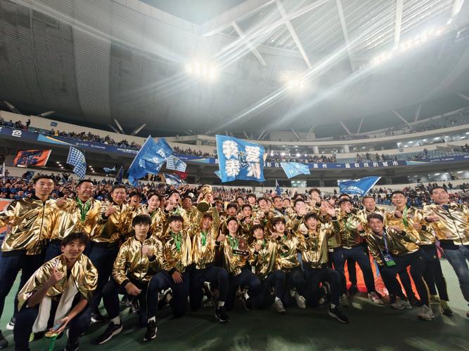 泰州登顶苏超 书记进更衣室道贺