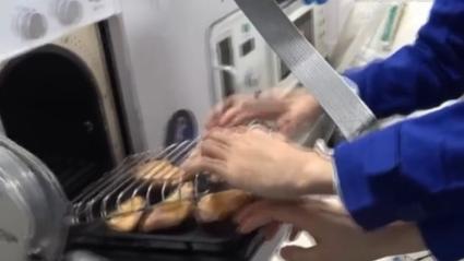 中国航天员在太空烤鸡翅