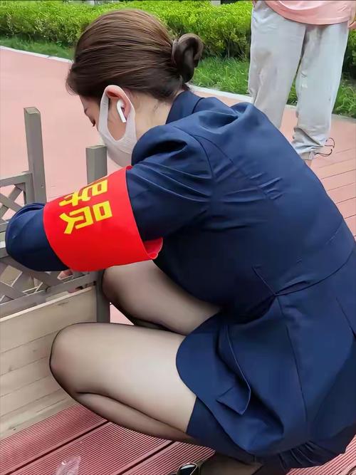 合肥站保洁员认真擦座椅意外走红