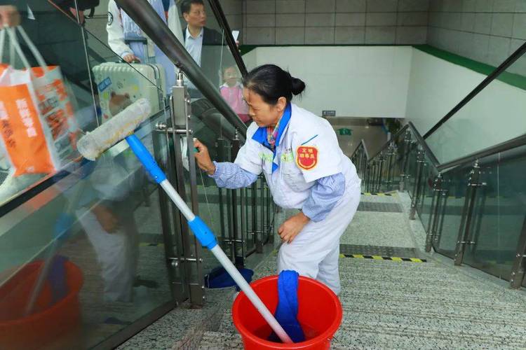 合肥站保洁员认真擦座椅意外走红