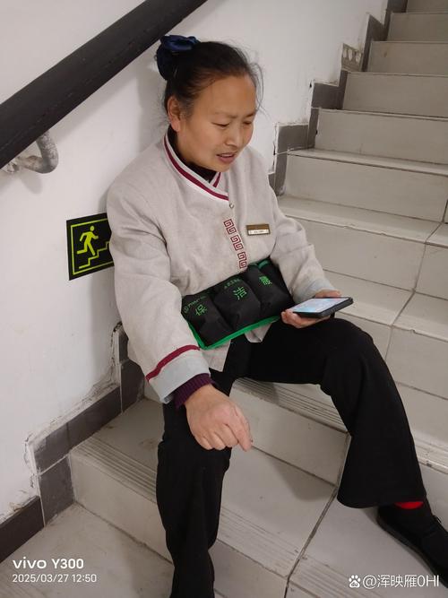 合肥站保洁员认真擦座椅意外走红