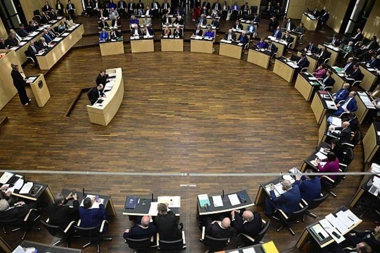 欧盟通过决议 援助乌超18亿欧元