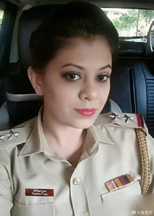 印度一女警怀胎七月参加举重比赛